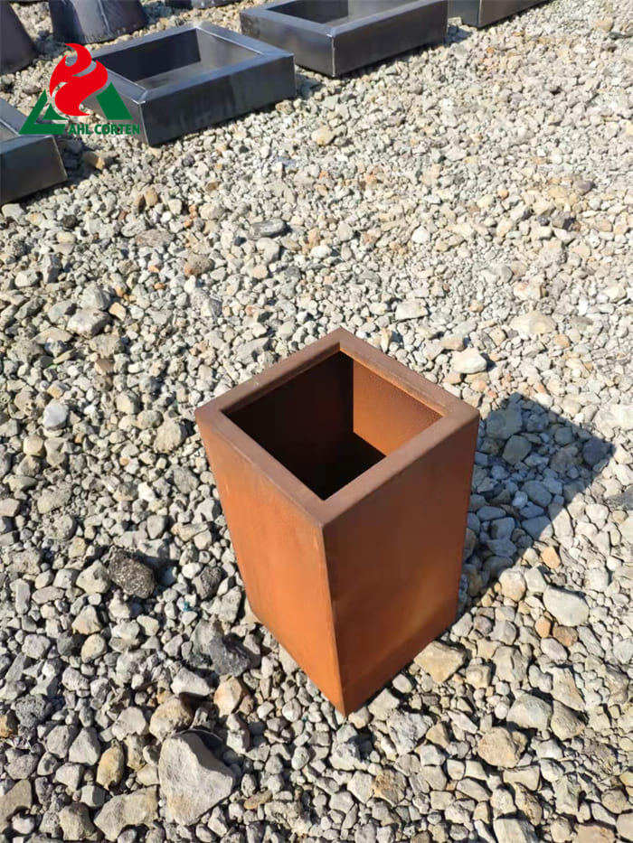 Corten Steel Flowerpots Whose Color Change Over Time