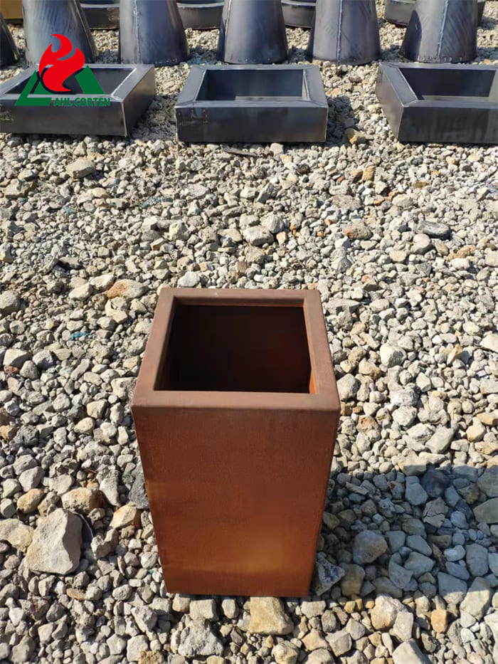 Corten Steel Flowerpots Whose Color Change Over Time