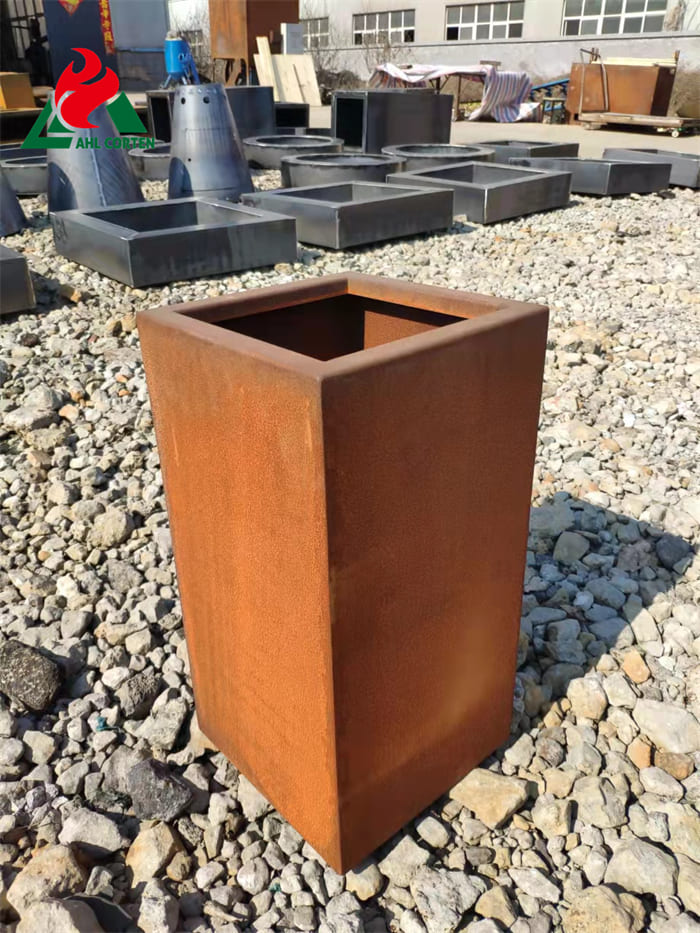 Corten Steel Flowerpots Whose Color Change Over Time