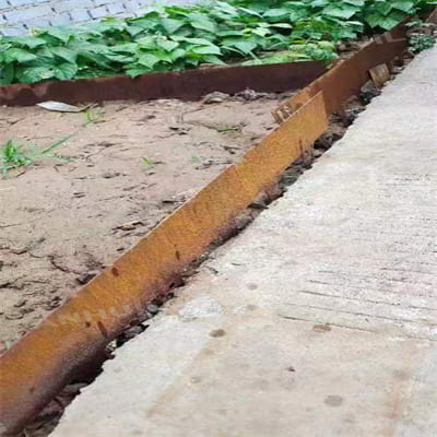 Flexible rusted steel garden edging for garden articles