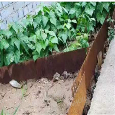 Flexible rusted steel garden edging for garden articles