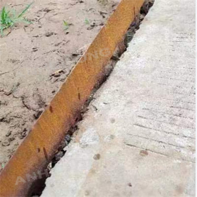 Flexible rusted steel garden edging for garden articles