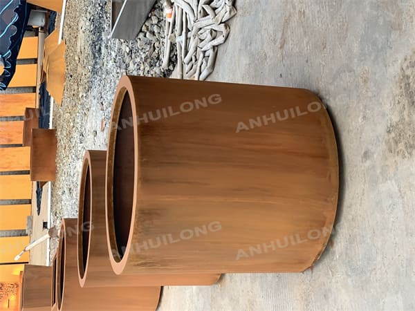 Economic and durable cylindrical planter used for indoor and outdoor