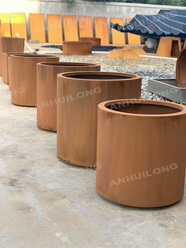 Economic and durable cylindrical planter used for indoor and outdoor