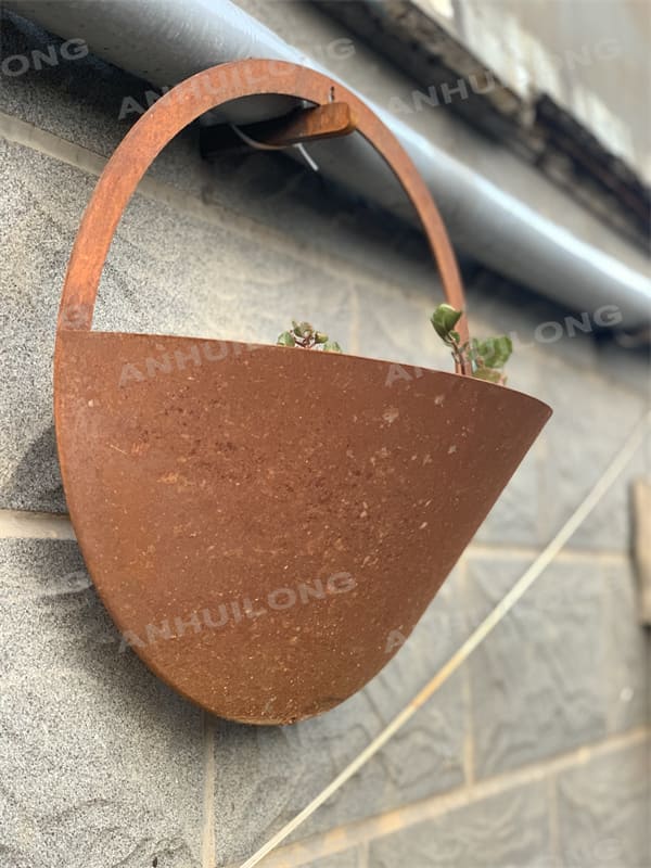 Environmentally friendly hanging metal planter For Garden Design