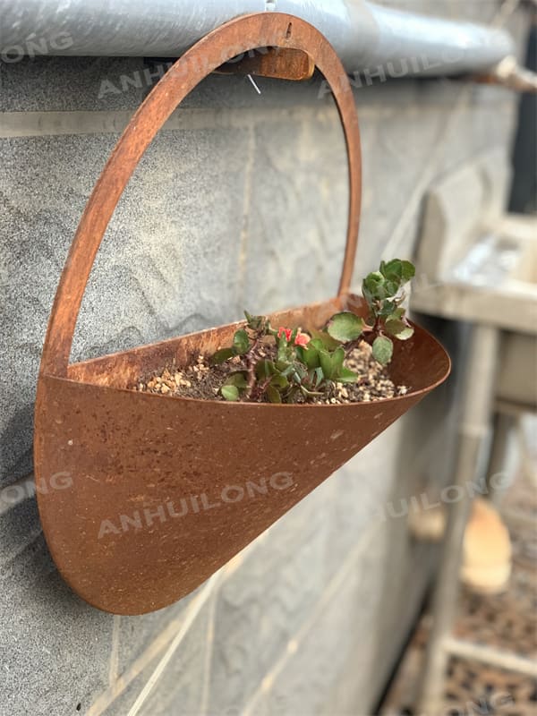 Environmentally friendly hanging metal planter For Garden Design