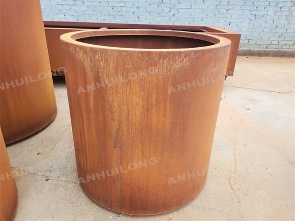 Rust-like cylindrical planter for City Gardens Landscape