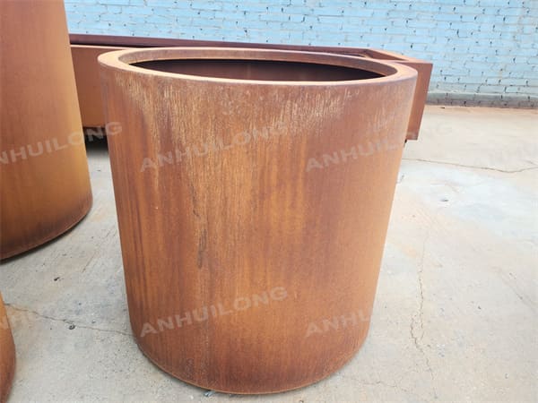 Rust-like cylindrical planter for City Gardens Landscape