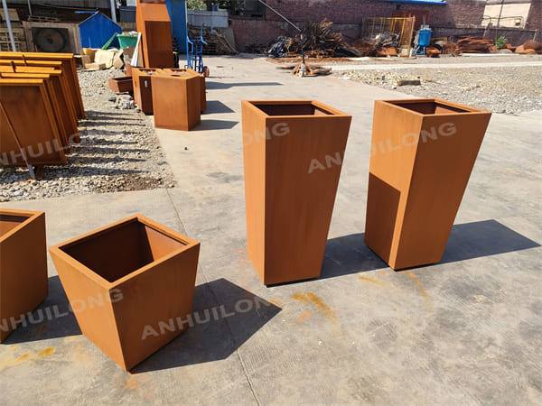 The Corten Steel Planter Pot That Made By The Mixture Of Steel And Alloy