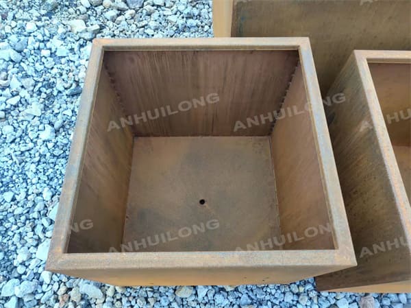 Polygonal Industrail Metal Planter To Plant Trees