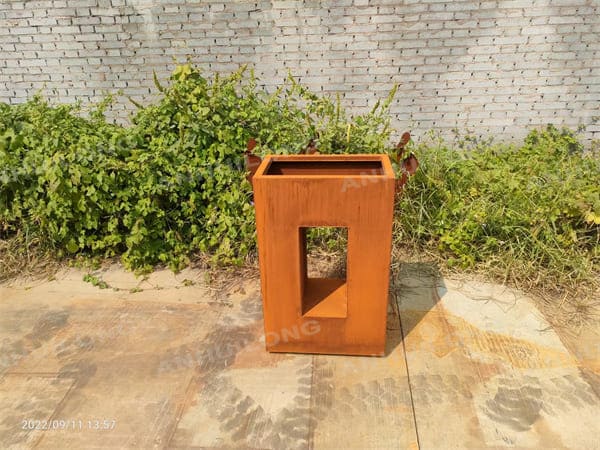 Corten Steel Flowerpots Constantly Change Color