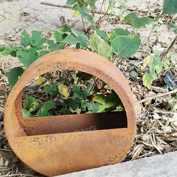 Corten Steel Flowerpots Constantly Change Color