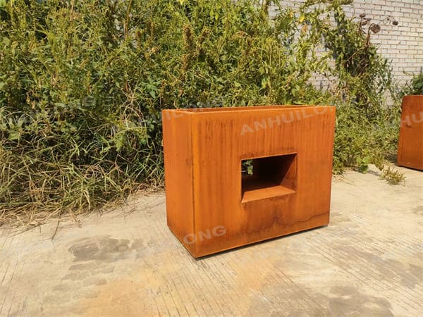 Corten Steel Flowerpots Constantly Change Color