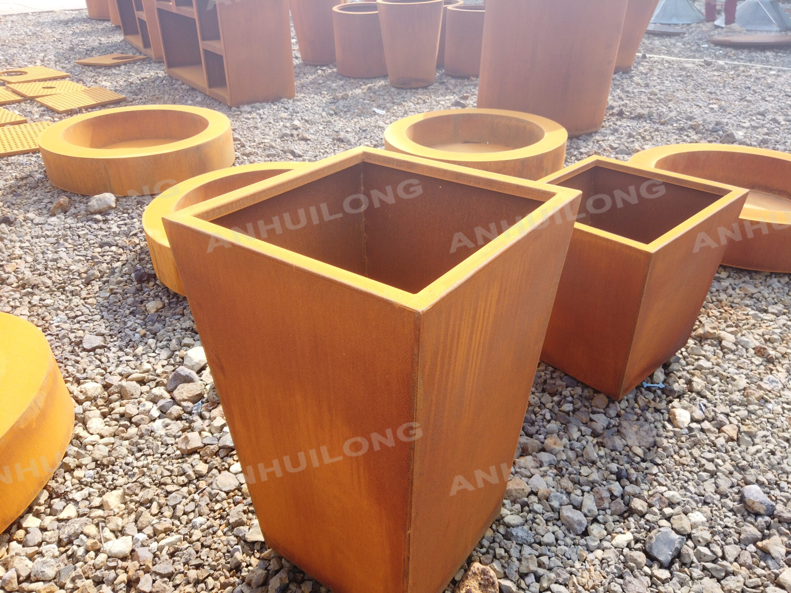 FREE STANDING OUTDOOR HEAVY DUTY CORTEN STEEL PLANTERS