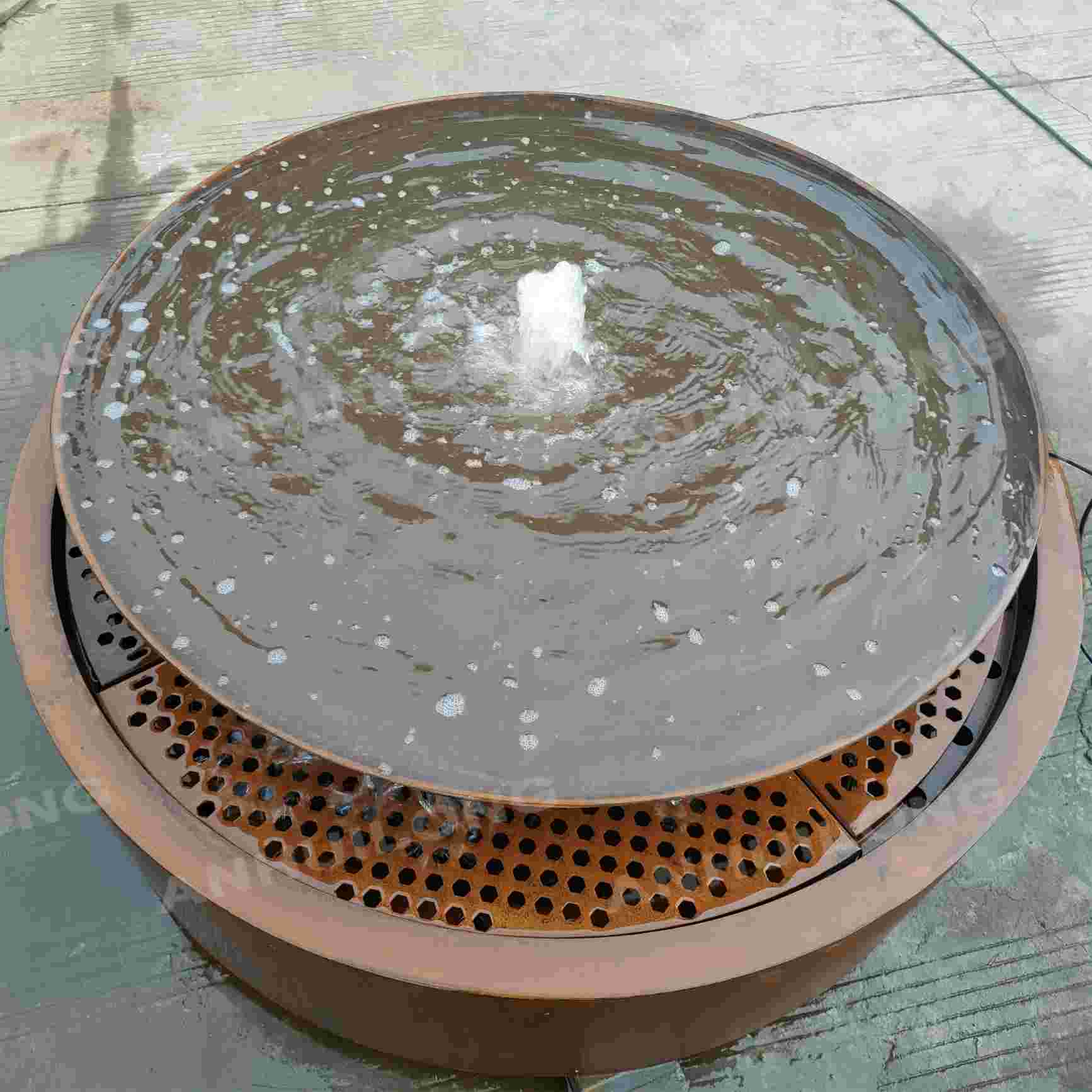 Rustic style corten steel water fountain for holiday village