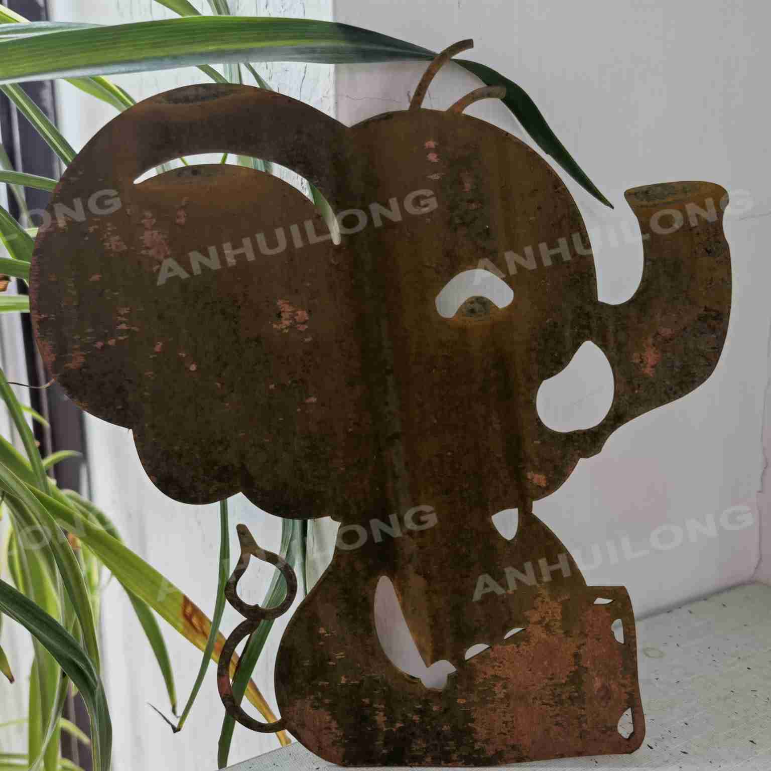 Economic and durable rusty garden art for outdoor